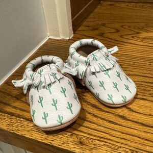 Freshly Picked Baby Cactus Green and White Moccasins (size 2: 6-12 months) NWT